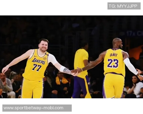 东契奇与里夫斯联手发威詹姆斯是否会影响他们的表现引发热议